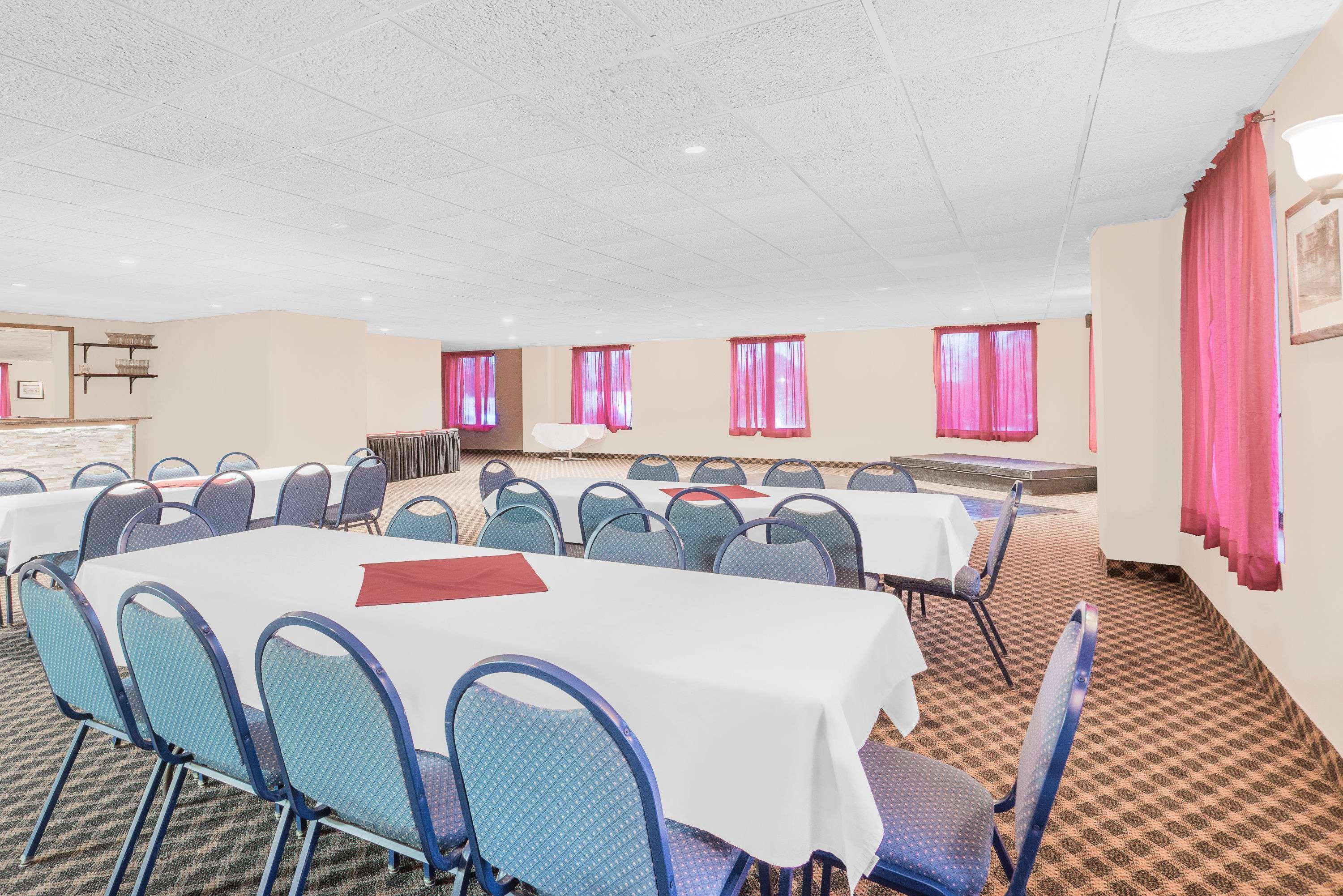 Days Inn By Wyndham Springfield/Phil.Intl Airport Экстерьер фото