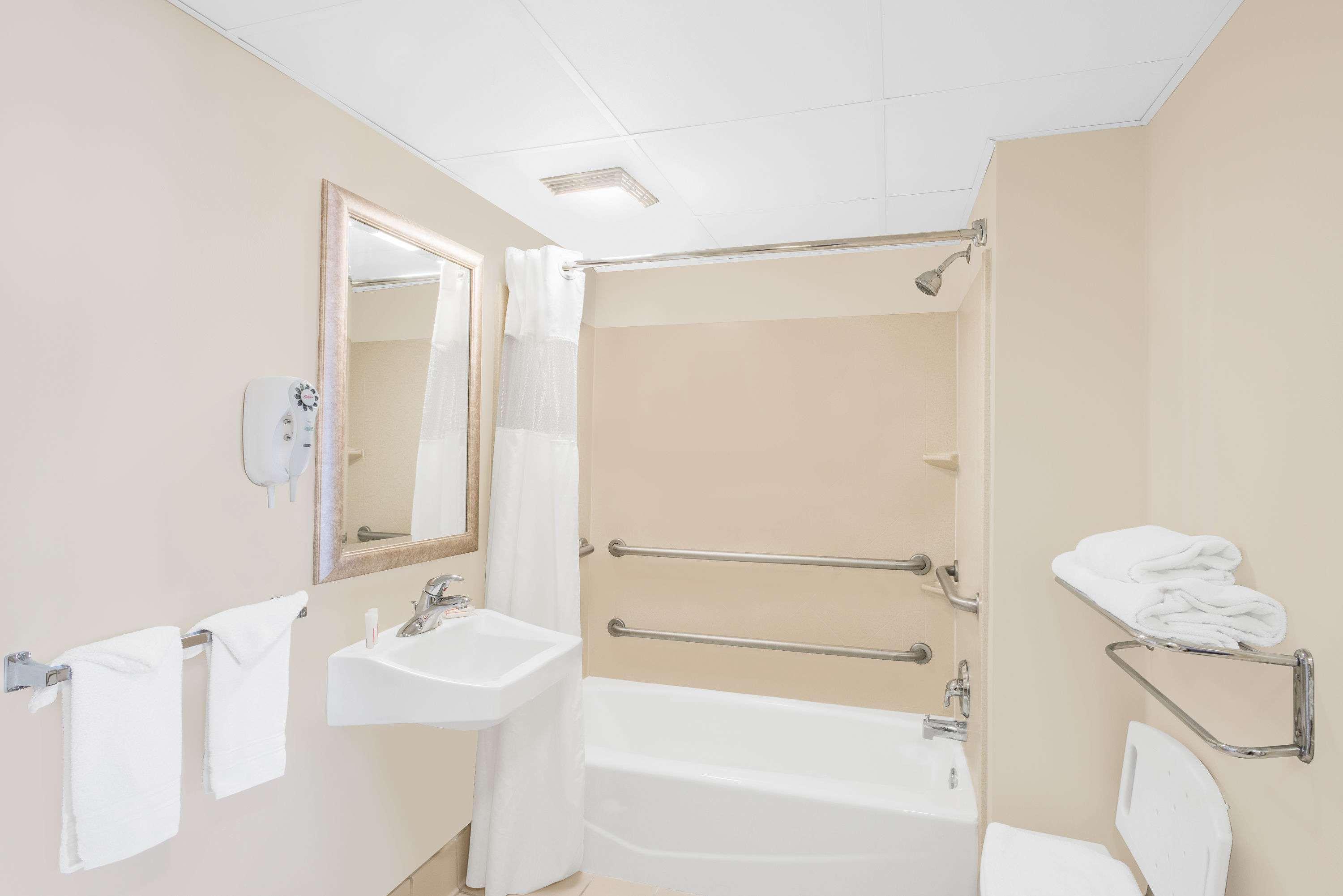 Days Inn By Wyndham Springfield/Phil.Intl Airport Экстерьер фото